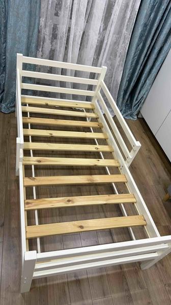 Продам детскую кровать с матрасом в идеальном состоянии 160 на 80см