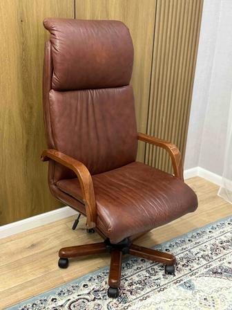 Кресло офисное в натуральной коже