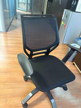 Продам офисные кресла