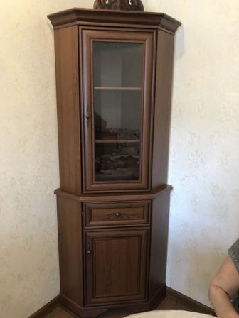 Продам секретер и угловой шкаф для гостиной
