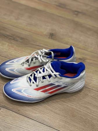 бутсы и сороконожки