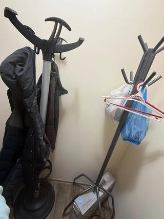 столы рабочие, кресла, напольные вешалки продам