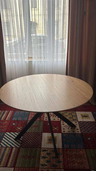 Продам круглый стол с высокими ножками как на фото
