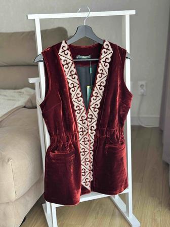 Национальные жилетки и украшения