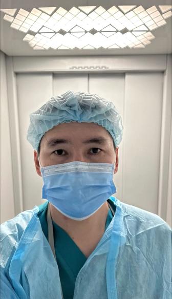 Сиделка с медицинским образованием.