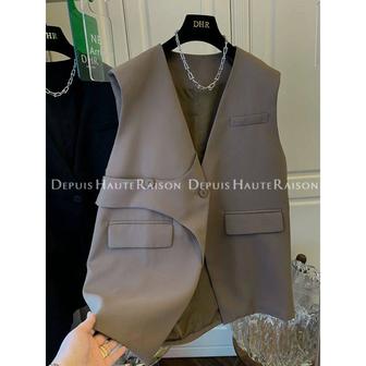 В связи с закрытием магазина продается женский офисный жилет.