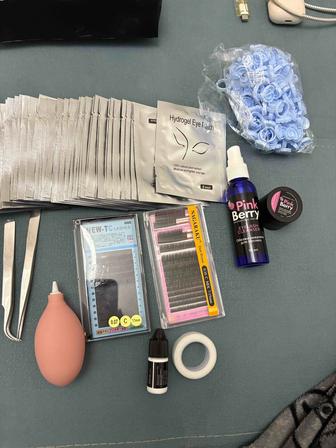 наращивание ресниц,маникюр