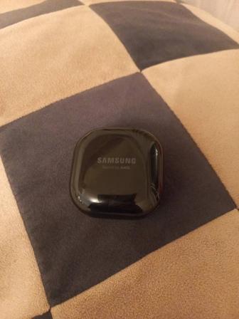 Продам зарядный кейс на наушники Samsung buds live