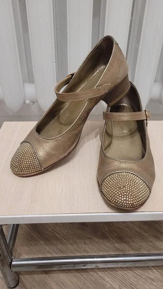 Итальянские кожаные туфли Miss Blumarine, 39 размер