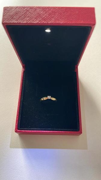 Продам золотое кольцо с бриллиантом