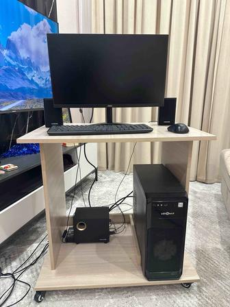 Компьютер и стол