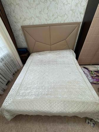 Кровать с матрасом, аккуратная и удобная