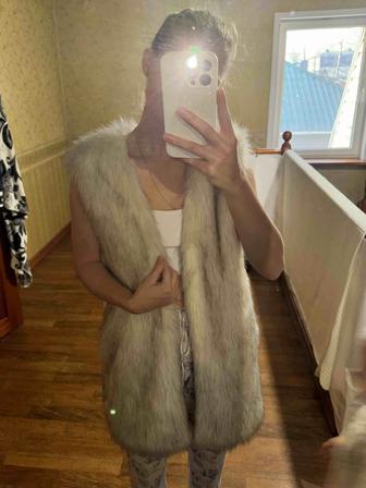 Продам 2 жилетки меховые не натуральные