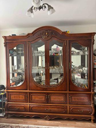 Продается шкаф витрина