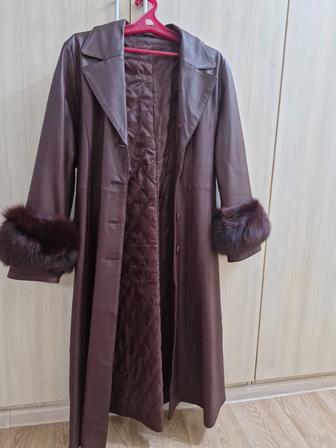Продам женский кожаный плащ, цвет бордовый с мехом