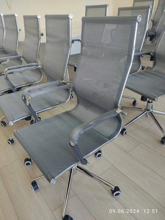 Кресло сетчатого цвета