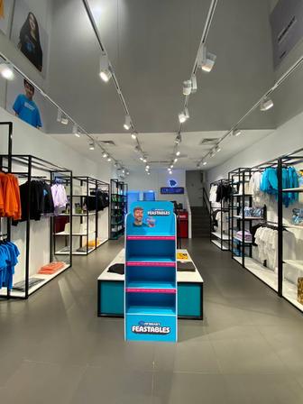 Торговое оборудование, касса, тумбы, стеллажи все вместе