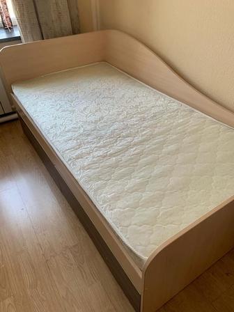 Кровать с матрасом