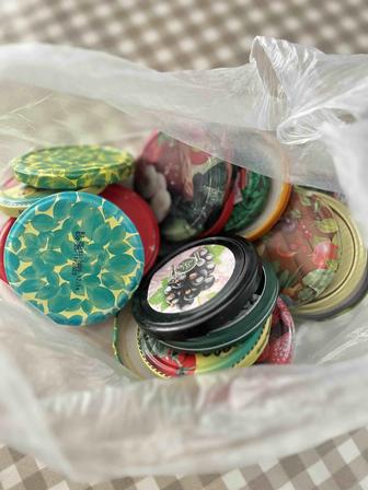 Железные крышки от банок