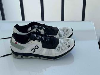 Cloudflash Cushioning Low Top Running Shoes Mens White Black Черно-белый