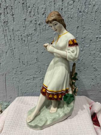 Продам фарфоровую статуэтку