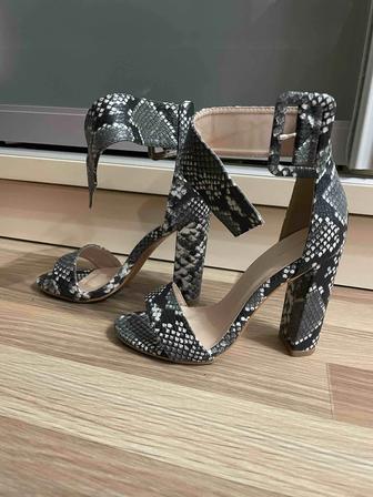 Продаю НОВЫЕ босоножки на каблуке