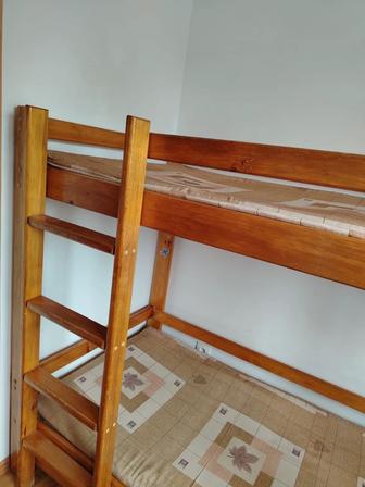 Продам двухъярусную деревянную кровать