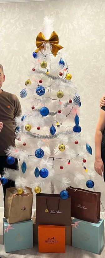 Продам белую новогоднюю елку 2метр (игрушки в подарок)