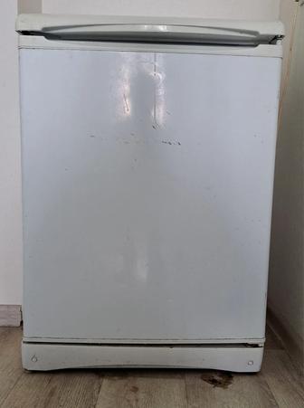 Маленький холодильник. Старый, на запчасти