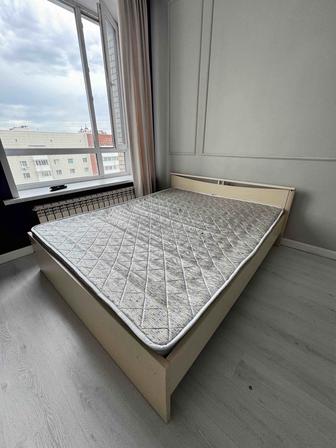 Двухспальная кровать с матрасом