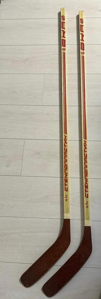 Продам две хоккейные клюшки из стеклопластика