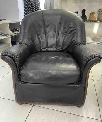 Мягкие кожаные кресла