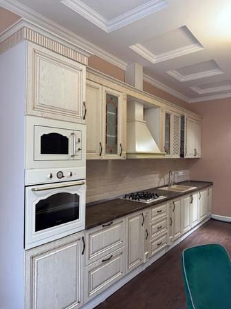 Продается кухонный гарнитур со встроенной бытовой техникой