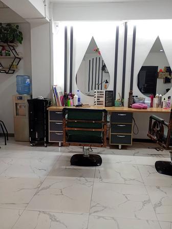 Сдается в аренду парикмахерское кресло и маникюрный стол, ЖК Теремки.