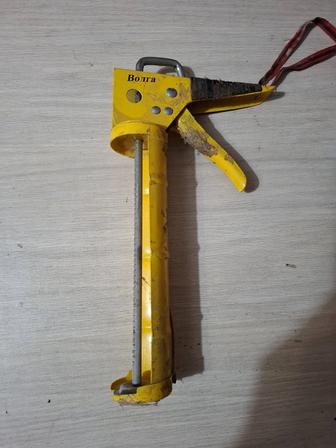 Продам пистолет для жидкого клея, силикона.