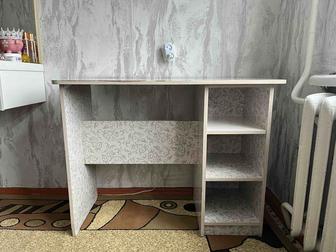 Продам столик косметический