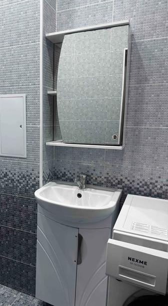 Раковина с тумбой, полка с зеркалом, смеситель