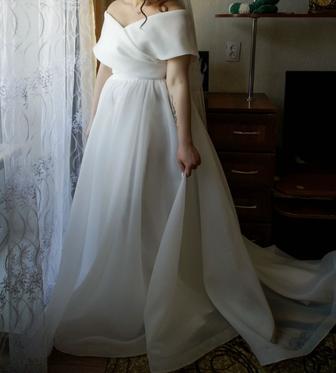 Свадебное платье айвори, А-силуэт, открытые плечи, фатиновая юбка