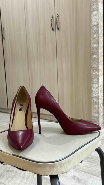 Элегантные бордовые лодочки классика, которая вытягивает весь образ