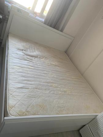 Продам кровать двуспальную белого цвета