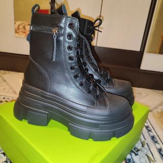 Продам новые ботинки женские