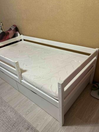 Продам кровать детскую с матрасом