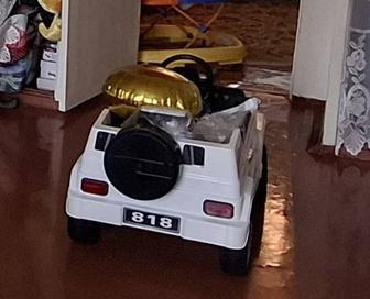 Машина машинка электрическая в отличном состоянии