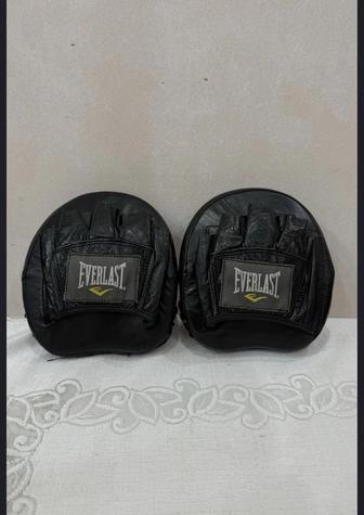 Продам боксерскую лапу