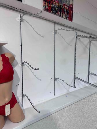 Настенная торговая система для магазина одежды (3 стойки , 14 кронштейны)