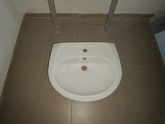 Бу раковина с стойкой в нормальном состоянии