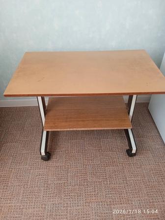 Продам Журнальный столик на колесиках. Б/у. Цена_5000тг.