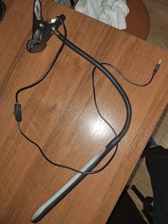 Настольный светильник, работает