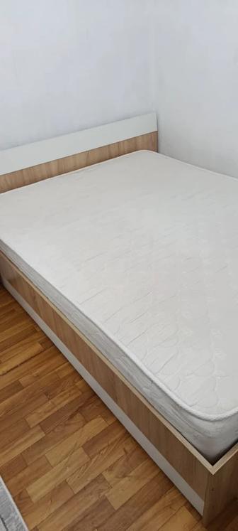 Кровать с матрасом