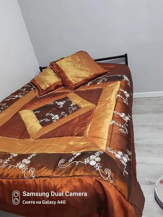 Покрывало-одеяло 2х спальное, с 2мя подушками.